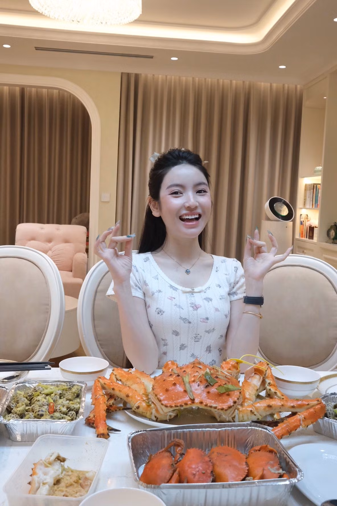 Đặc biệt, là làn da "trắng phát sáng", thần thái tự tin và nụ cười tươi tắn của Chu Thanh Huyền càng khiến netizen thêm phần mê mẩn – ngọt ngào lại dễ gần.