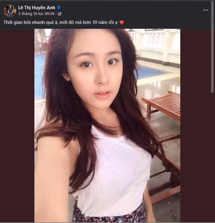 Mới đây, hot girl mạng một thời Lê Thị Huyền Anh (Bà Tưng) đã khiến cộng đồng mạng xôn xao khi bất ngờ đăng tải lại một bức ảnh cũ được chụp từ 10 năm trước. Hành động này không chỉ gợi lại ký ức về một hiện tượng mạng đình đám mà còn cho thấy sự thay đổi đáng kể của cô sau ngần ấy thời gian.