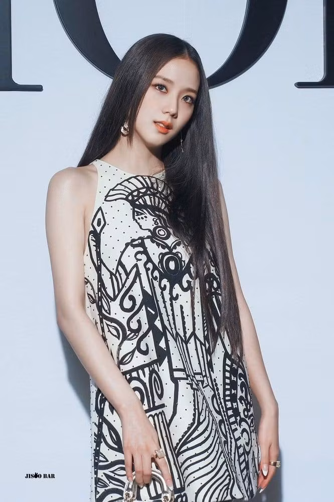 Trước đó, năm 2019, Jisoo từng đến sân vận động ở London để cổ vũ cho Son Heung-min. Tuy nhiên, công ty quản lý của nữ ca sĩ, YG Entertainment, đã lên tiếng phủ nhận tin đồn, cho biết những thông tin này là vô căn cứ và yêu cầu công chúng không suy đoán thêm.