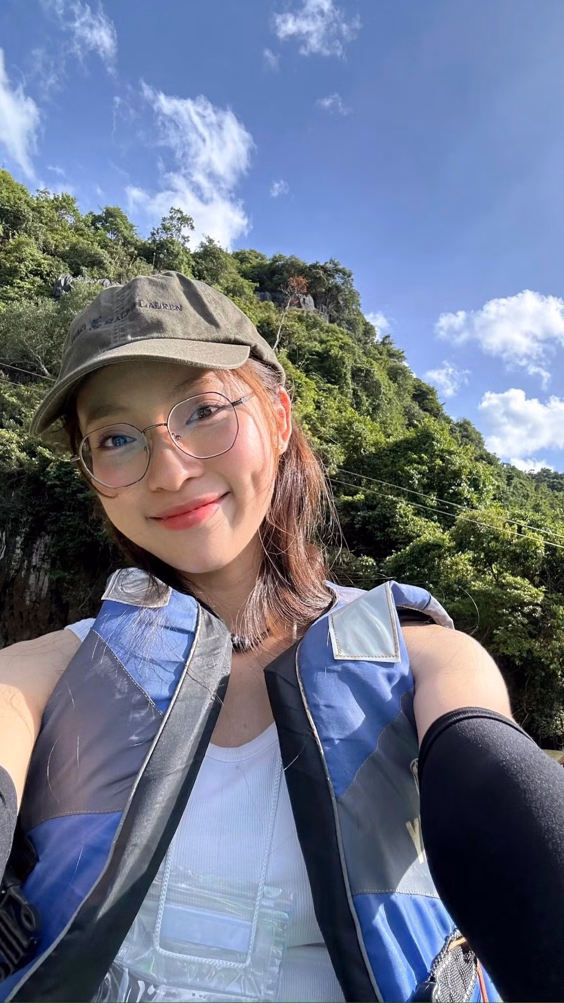 Khánh Vy sở hữu kênh YouTube Khánh Vy OFFICIAL với hơn 2 triệu lượt đăng ký, chuyên chia sẻ về kinh nghiệm học ngoại ngữ, phát triển bản thân và cuộc sống thường ngày, truyền cảm hứng tích cực cho giới trẻ.