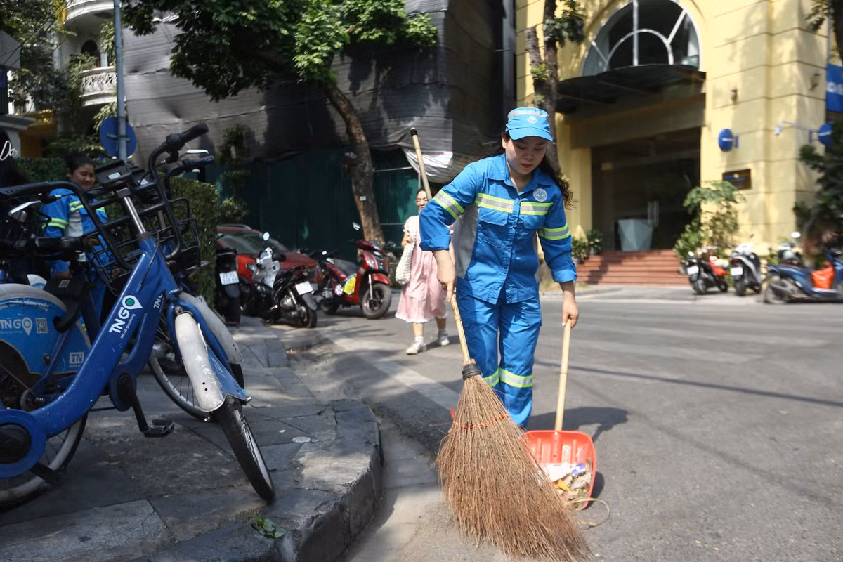 Bên cạnh việc đổi mới phương tiện, công tác quản lý cũng được hỗ trợ bằng công nghệ. Các xe điện được tích hợp hệ thống định vị GPS nhằm theo dõi hành trình, tuyến đường và thời gian vận hành thực tế. Dữ liệu này hỗ trợ đơn vị quản lý điều phối hoạt động thu gom, qua đó nâng cao khả năng kiểm soát quá trình vận chuyển chất thải.