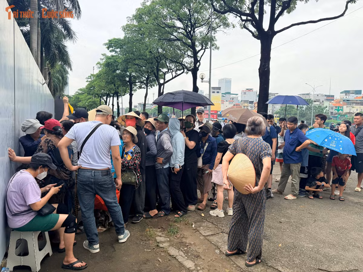 Lượng người tập trung ngày càng đông khiến khu vực trước cổng điểm bán hình thành hàng dài. Nhiều cổ động viên lựa chọn đến sớm với hy vọng mua được vị trí ngồi như mong muốn.