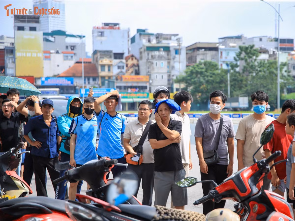 Tuyển Việt Nam sẽ lần lượt gặp Singapore, Timor-Leste, Indonesia và Campuchia tại vòng bảng ASEAN Cup 2026. Với lượng người đến mua vé đông ngay trong ngày đầu mở bán trực tiếp, trận đấu trên sân Mỹ Đình được kỳ vọng sẽ có bầu không khí sôi động với sự cổ vũ của đông đảo khán giả.