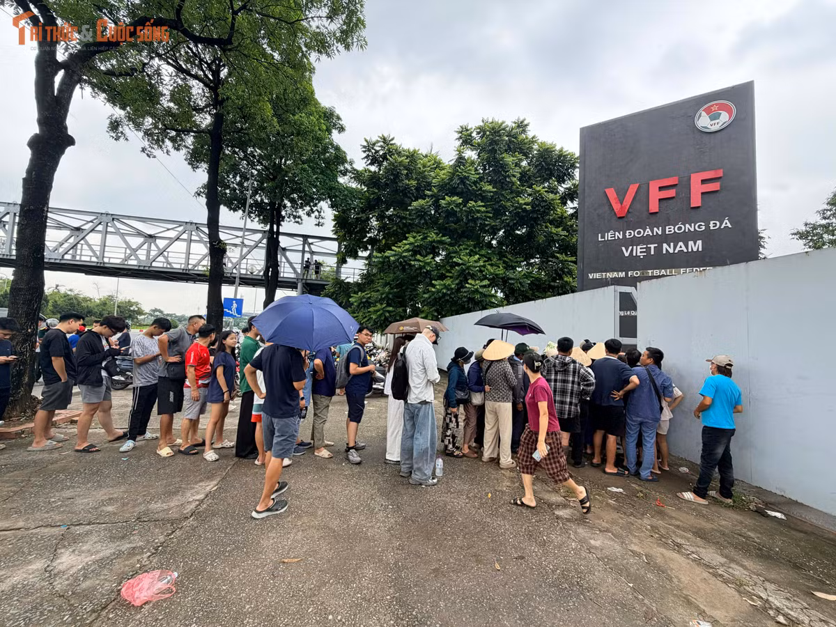 Mặc dù 14h30 quầy vé mới bắt đầu hoạt động, ngay từ đầu giờ chiều, đông đảo người hâm mộ đã có mặt trước khu vực bán vé để chờ đến lượt.