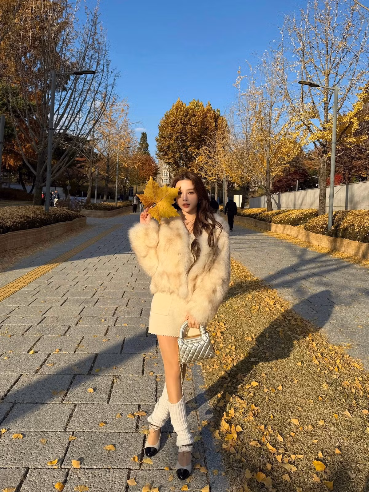 Chiếc áo khoác lông ngắn (faux fur) màu loang nhẹ vừa giữ ấm, vừa tạo nên vẻ ngoài quyền quý, sang trọng.