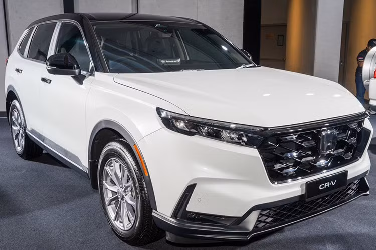 Honda Malaysia vừa chính thức cho ra mắt phiên bản giới hạn của CR-V Dual-Tone Edition 2025 mới với diện mạo hai tông màu lạ, mang đến lựa chọn cá tính hơn cho khách hàng trong dịp kỷ niệm 25 năm hoạt động của hãng tại thị trường này.