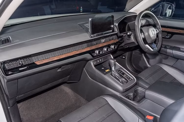 Bên trong nội thất Honda CR-V Dual-Tone Edition cũng không thay đổi quá nhiều so với bản thường ngoài những chi tiết được làm mới bắt mắt hơn. Xe vẫn sở hữu màn hình giải trí cảm ứng 9 inch, được hỗ trợ Apple CarPlay và Android Auto không dây, cổng sạc C và sạc không dây cho thiết bị di động...