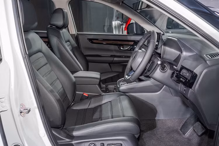 Tuy nhiên khác với Việt Nam, Honda CR-V tại Malaysia vẫn chỉ có 5 chỗ ngồi. Xe cũng được trang bị tiêu chuẩn hệ thống an toàn chủ động Honda SENSING mới. Theo đó hệ thống được nâng cấp camera góc nhìn 90 độ mới, kết hợp cùng radar sóng milimet cho góc quét lên đến 120 độ, giúp cải thiện đáng kể khả năng phản ứng trước các tình huống khẩn cấp,