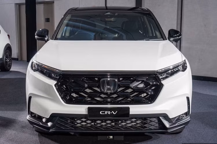 Mức giá của phiên bản đặc biệt không thay đổi so với các bản tiêu chuẩn. Cụ thể, bản E có giá 169.900 RM (1,1 tỷ đồng) và bản V AWD có giá 181.900 RM (1,2 tỷ đồng). Với phối màu mới nổi bật, CR-V Dual-Tone Edition được kỳ vọng sẽ tạo điểm nhấn đáng chú ý trên thị trường SUV tại Malaysia trong thời gian tới.