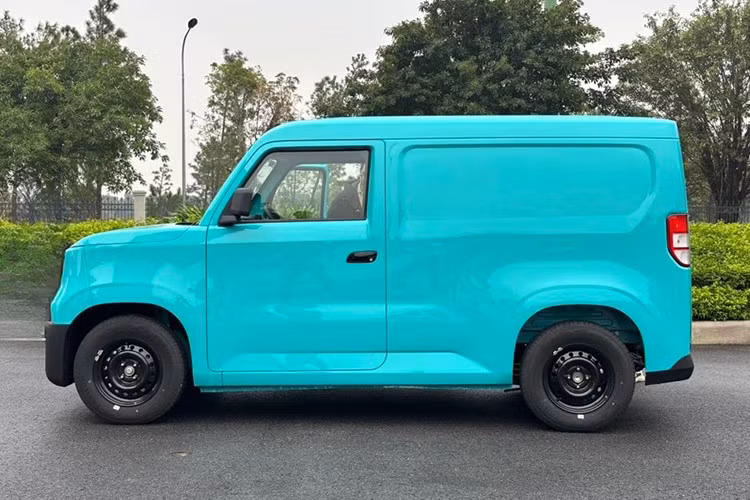 VinFast EC Van sở hữu kích thước chiều dài 3.767 mm và chiều rộng 1.680 mm, gần tương đương một mẫu hạng A như Hyundai Grand i10. Nhờ vậy, chiếc xe có thể xoay trở linh hoạt trong các tuyến phố chật hẹp.