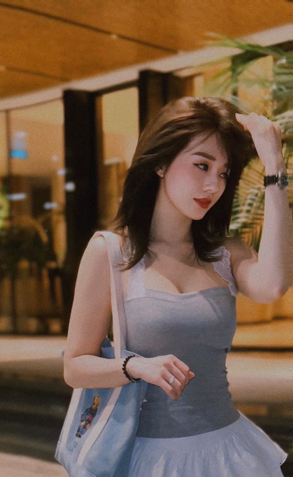 Làn da trắng ngần, vòng eo con kiến cùng đôi chân thon không tỳ vết của cô nàng đã "đốt mắt" người xem.