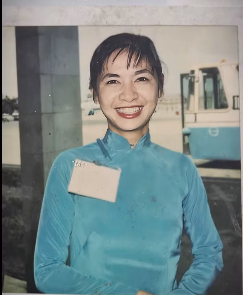 Song mới đây trên trang cá nhân của mình, Kaity Nguyễn bất ngờ tiết lộ hình mẫu phía sau giúp cô thể hiện trọn vẹn hình tượng của một tiếp viên hàng không. Điều này khiến không ít người ngỡ ngàng bởi không ai khác, chính mẹ ruột của Kaity Nguyễn từng là một tiếp viên hàng không mặt đất.