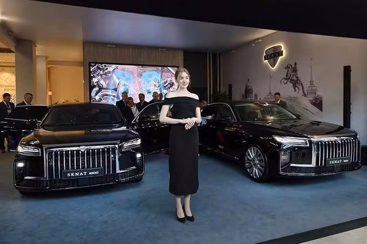 Hiện các thương hiệu phương Tây đã đồng loạt rút lui, bán lại nhà máy và chấm dứt hoạt động sản xuất cũng như kinh doanh tại Nga, sau khi nước này phát động chiến dịch quân sự tại Ukraine vào đầu năm 2022. Khoảng trống để lại được lấp đầy theo hai hướng: làn sóng xe Trung Quốc tràn vào thị trường và một số nhà sản xuất nội địa cố gắng gia tăng sản lượng.