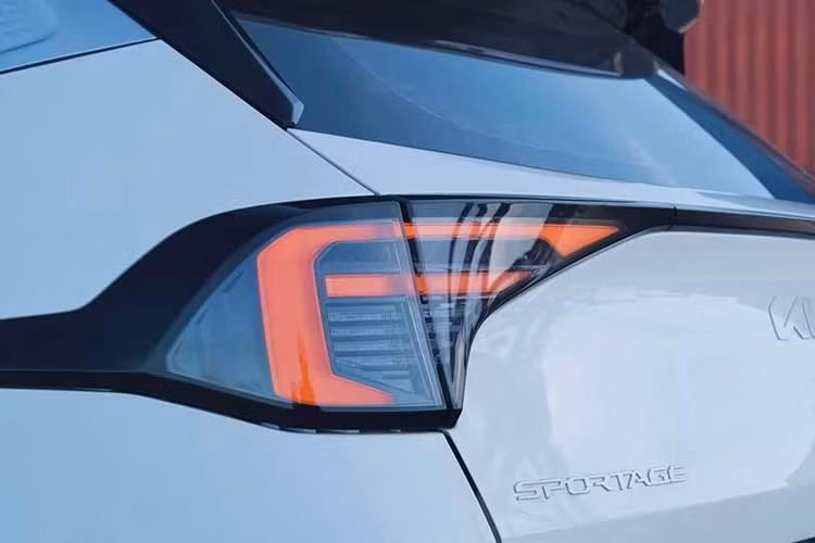 Với chiều dài cơ sở lớn, Kia Sportage 2026 mới được trang bị khoang nội thất khá rộng rãi với 2 hàng ghế và 5 chỗ ngồi. Không gian bên trong được thiết kế theo triết lý tinh giản, hiện đại với cấu trúc theo phương ngang, tạo cảm giác rộng mở và tập trung vào người lái.