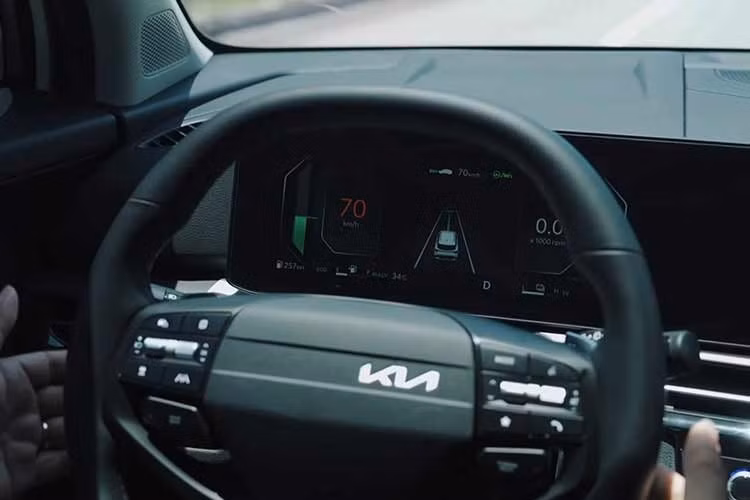 Chưa hết, Kia Sportage mới còn sở hữu khoang hành lý được hãng khẳng định là rộng rãi hàng đầu phân khúc. Xe có thể gia tăng thể tích tối đa lên đến 1.870 lít khi gập phẳng hàng ghế 2. Trước mặt người lái là vô lăng D-cut 2 chấu mới và cụm màn hình cong Panoramic tích hợp liền mạch giữa 2 màn hình giải trí...
