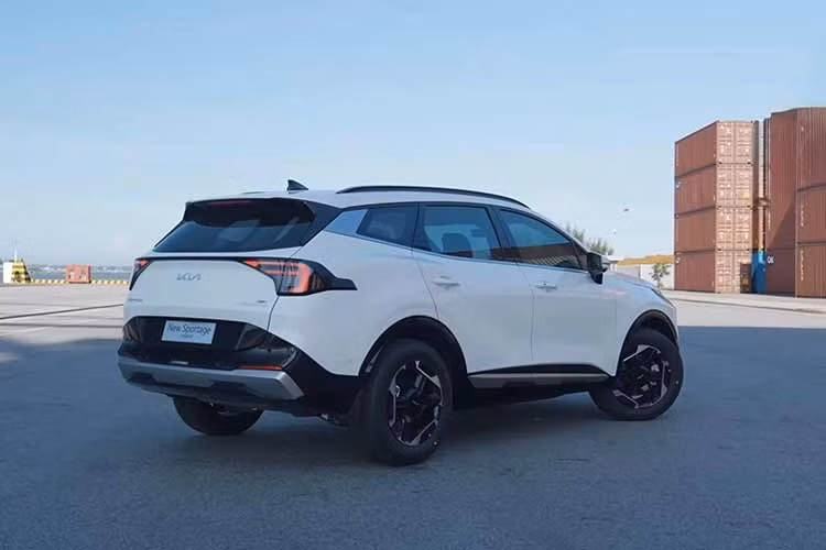 Ở phiên bản nâng cấp, Kia Sportage đã được làm mới cả về thiết kế, trang bị lẫn động cơ. Xe sở hữu kích thước dài x rộng x cao lần lượt 4.685 x 1.865 x 1.665 mm và chiều dài cơ sở lên tới 2.755 mm, tăng nhẹ so với phiên bản cũ. Bên ngoài, xe được áp dụng ngôn ngữ thiết kế mới nhất của thương hiệu Kia, tạo sự tương đồng với những người anh em như Seltos, Sorento và Carnival.