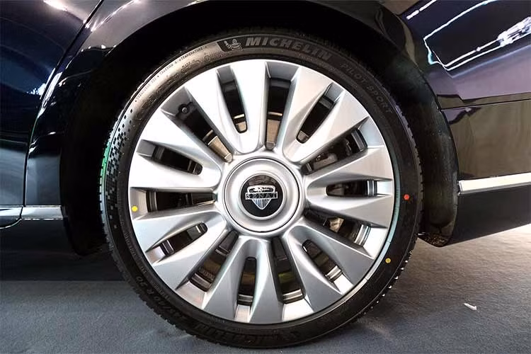 Với chiều dài 5,14 mét, Senat 900 được cung cấp với hai cấu hình nội thất gồm bản VIP 4 chỗ và bản tiêu chuẩn 5 chỗ. Xe sở hữu mâm họp kim đa chấu cỡ lớn thiết kế khá bắt mắt cùng nhiều chi tiết sang trọng hơn...