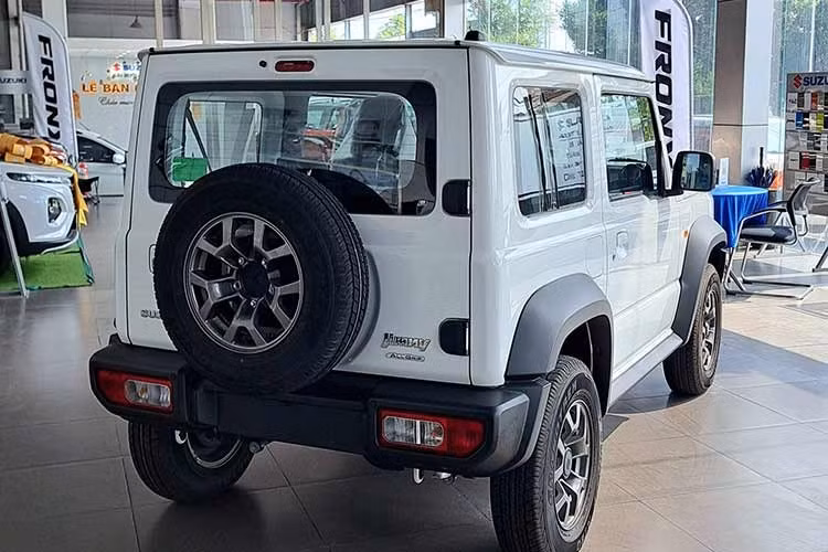 Động thái ưu đãi sâu này giúp kéo giá xe Suzuki Jimny thực tế xuống mức thấp kỷ lục kể từ khi dòng xe nhập khẩu nguyên chiếc này được giới thiệu tại thị trường Việt Nam, giải quyết bài toán kén khách và giúp người tiêu dùng dễ dàng tiếp cận.