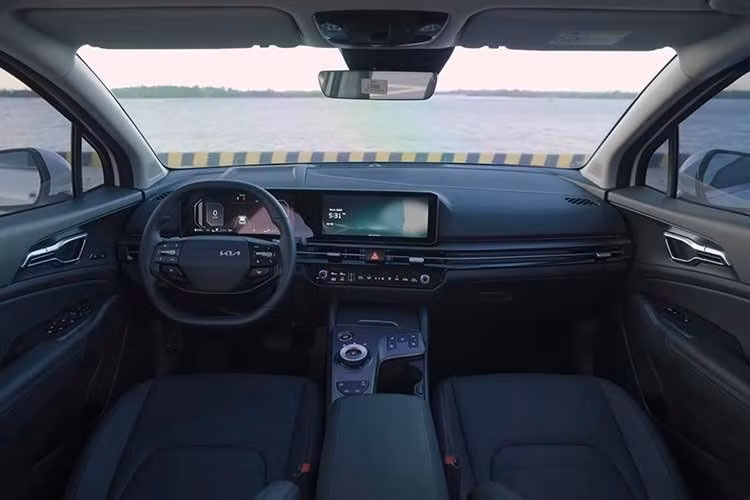 Hàng ghế trước của Sportage 2026 phong cách thể thao ôm sát. Trong đó, ghế lái chỉnh điện 10 hướng có bơm lưng, tích hợp sưởi, làm mát và nhớ 2 vị trí. Ghế hành khách có tính năng chỉnh điện 6 hướng.​ Hàng ghế thứ hai khoảng để chân lớn nhất phân khúc, bề mặt ghế rộng, chiều cao ghế hợp lý cho tư thế ngồi thoải mái, độ ngả lưng lớn, từ 93 - 120 độ và khả năng gập phẳng linh hoạt.
