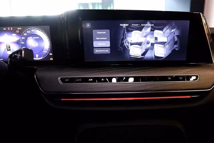 Bên cạnh đó mẫu xe sedan hạng sang của Nga này còn sở hữu ghế ngồi có chức năng sưởi, thông gió và massage... cùng các hệ thống hỗ trợ lái hiện đại đầy đủ.