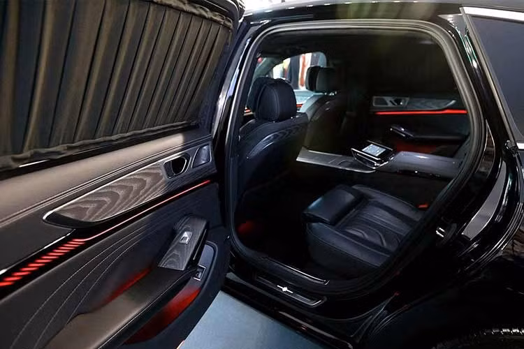 Tương tự Hồng Kỳ H9 của Trung Quốc, mẫu xe sedan hạng sang Senat 900 2026 mới tại Nga được trang bị động cơ V6, tăng áp, dung tích 3.0L, sản sinh công suất tối đa 326 mã lực và mô-men xoắn cực đại 450 Nm.
