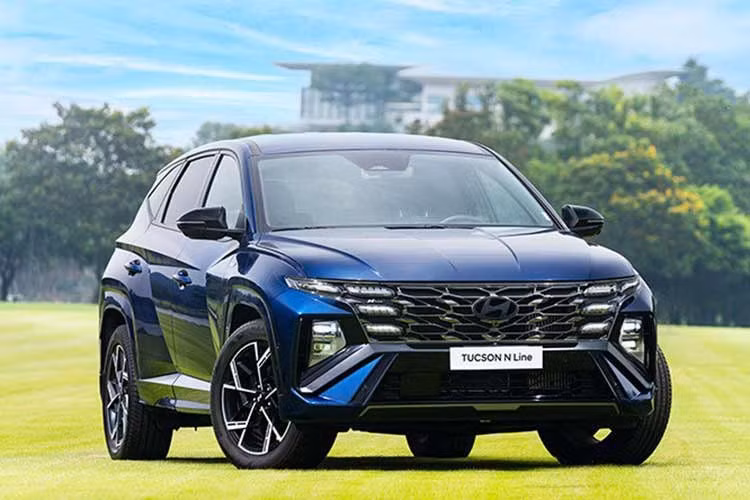 Hyundai Tucson giảm giá 68 triệu đồng ﻿Mẫu xe SUV Hyundai Tucson hiện được áp dụng chương trình ưu đãi tiền mặt trực tiếp lên tới 68 triệu đồng, áp dụng tùy thuộc vào từng phiên bản. Sự điều chỉnh này giúp kéo giá bán thực tế của xe xuống mức cạnh tranh hơn đáng kể so với giá niêm yết ban đầu.