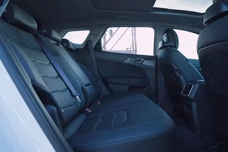 Nội thất của mẫu SUV cỡ C nhà Kia sử dụng chất liệu da mềm mại, bền bỉ và thân thiện với môi trường. Bên cạnh đó, xe còn được trang bị nhiều tiện nghi như camera 360, cửa sổ trời toàn cảnh Panorama, cốp điện thông minh, gương chiếu hậu chống chói tự động ECM, khởi động xe từ xa,…