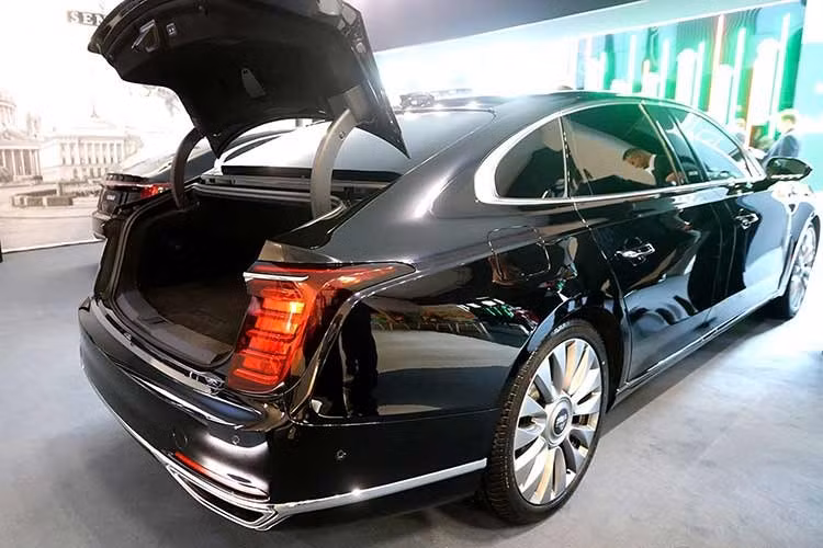 Dây chuyền sản xuất Senat 900 đã được khởi động tại nhà máy Toyota cũ ở St. Petersburg. Thương hiệu Senat hiện cũng đã bắt đầu nhận đặt hàng dành cho mẫu xe sang này tại thị trường Nga.