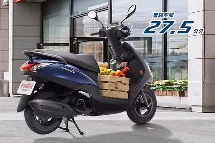 Đáng chú ý, dòng xe ga cỡ nhỏ này cũng tiết kiệm xăng khá tốt, có mức tiêu thụ trung bình chỉ 58 km/lít. Như thế với bình xăng 5,5 lít, Yamaha Axiz Z có khả năng di chuyển được quãng đường khoảng hơn 300 km mỗi lần nạp đầy bình. Nhờ đó, Axis Z đáp ứng tốt nhu cầu tăng tốc nhẹ nhàng và di chuyển linh hoạt trong điều kiện giao thông đô thị.