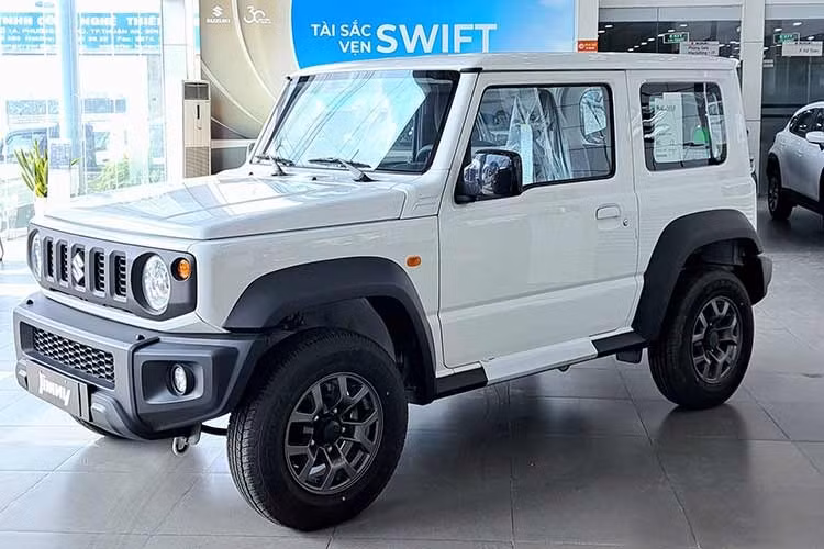 Suzuki Jimny giảm giá 180 triệu đồng ﻿Mẫu xe SUV mang kiểu dáng địa hình của Suzuki cũng tham gia vào cuộc đua hạ giá với mức điều chỉnh mạnh mẽ tại hệ thống đại lý. Hiện tại, dòng xe này đang nhận được chương trình khuyến mại với tổng giá trị quy đổi lên tới 180 triệu đồng.