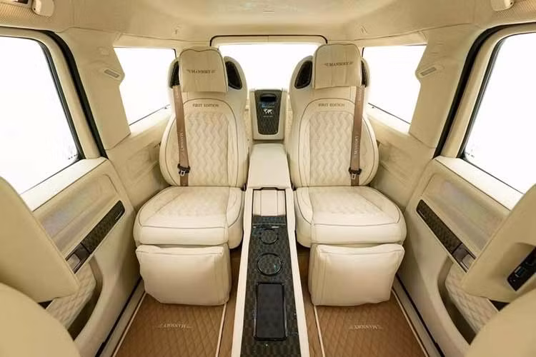 Mansory không chỉ dừng lại ở phần hình thức. Khối động cơ V8 4.0L tăng áp kép nguyên bản của Mercedes-AMG G63 đã được tinh chỉnh mạnh mẽ để tạo ra công suất 820 mã lực và mô-men xoắn cực đại khoảng 1.200 Nm.
