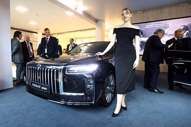 Mức giá bán của mẫu xe sedan Senat 900 hạng sang tại Nga có mức bán ra khởi điểm từ 12 triệu Ruble (khoảng 4,32 tỷ đồng) cho phiên bản 5 chỗ. Phiên bản VIP 4 chỗ có giá từ 12,5 triệu Ruble (tương đương 4,5 tỷ đồng).