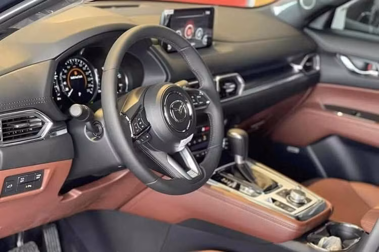 Cụ thể, phiên bản tiêu chuẩn mới ra mắt Mazda CX-8 2.5 Luxury nhận mức ưu đãi 10 triệu đồng, hạ giá bán từ 899 triệu đồng xuống còn 889 triệu đồng. Trong khi đó, các phiên bản cao cấp hơn ghi nhận mức giảm sâu nhất lên tới 60 triệu đồng.