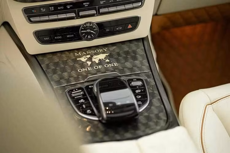 Dù hãng độ Mansory không công bố thông số tăng tốc chính thức, mẫu G-Class đặc biệt này được cho là đủ khả năng sánh ngang nhiều siêu xe đời cũ về khả năng bứt tốc, đồng thời vẫn duy trì năng lực off-road vốn là DNA đặc trưng của dòng G-Wagen.