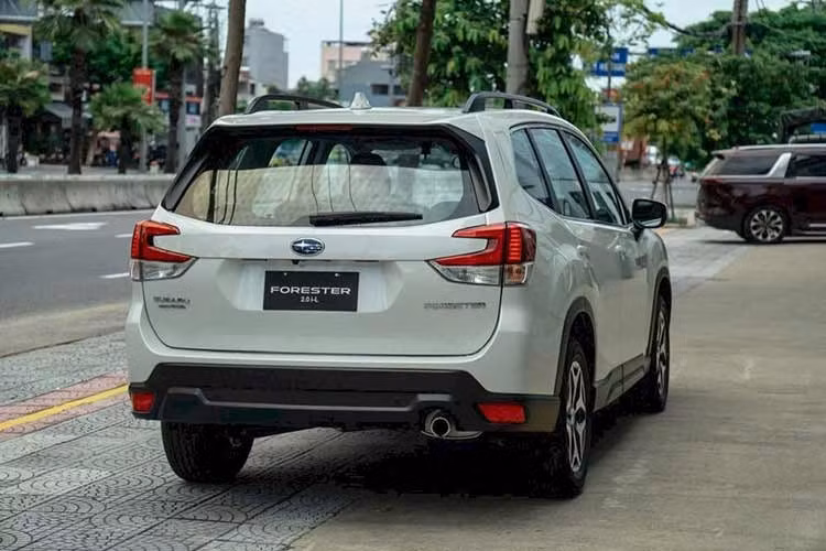 Đối với phiên bản cao cấp nhất Forester 2.0 iS EyeSight, mức giảm giá được đẩy lên tới 310 triệu đồng so với giá khuyến nghị 1,199 tỷ đồng của nhà sản xuất. Sau khi áp dụng ưu đãi, khách hàng có thể sở hữu phiên bản này với chi phí 889 triệu đồng và được tặng kèm gói phụ kiện theo xe.