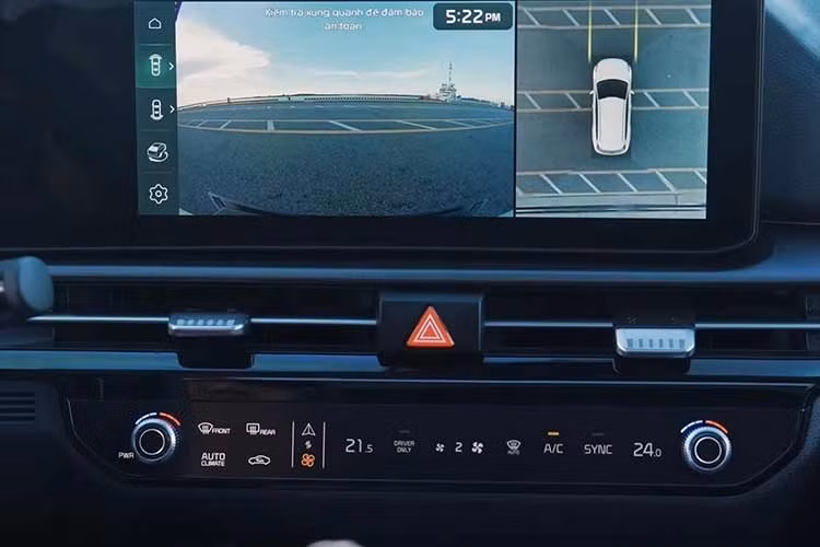 Bảng đồng hồ kỹ thuật số của xe có kích thước 12,3 inch, hỗ trợ kết nối Apple CarPlay/Android Auto không dây. Bên cạnh đó là hệ thống âm thanh Harman Kardon 8 loa cùng giao diện điều khiển thông minh, trực quan cho phép chuyển đổi linh hoạt giữa hệ thống điều hòa và AVN thông qua các phím cảm ứng hiện đại.