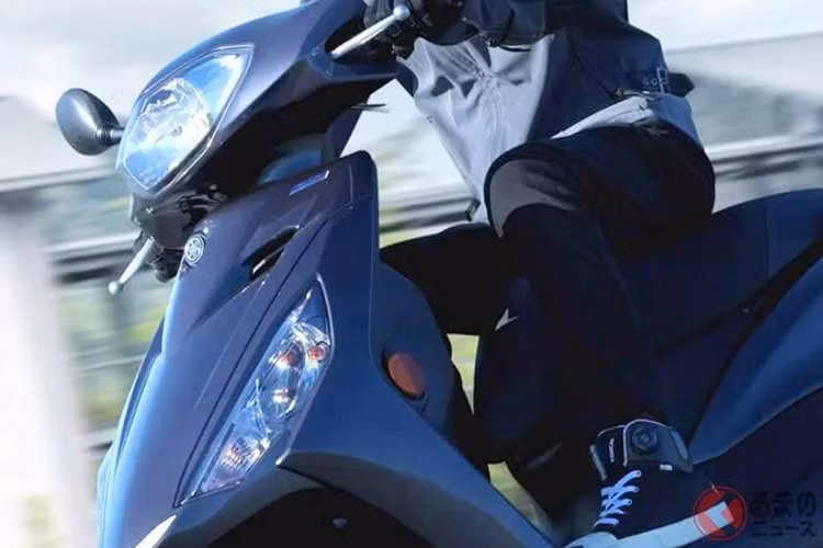 Yamaha Axis Z 2026 có chiều dài 1.790 mm, rộng 685 mm, cao 1.145 mm, chiều dài cơ sở 1.275 mm và chiều cao yên 770 mm, mang đến tư thế ngồi thân thiện với nhiều đối tượng người dùng. Ngoài ra phía trước vị trí để chân người lái được trang bị sẵn cổng sạc USB cho các thiết bị sưởi và điện tử.