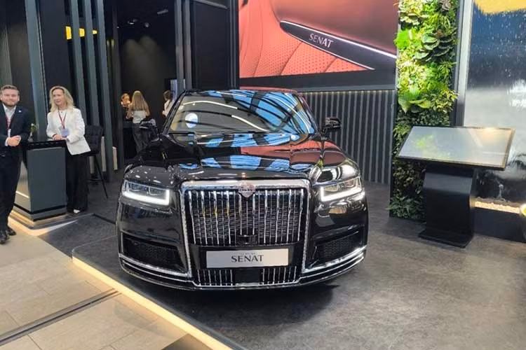 Aurus Motors là một trong những doanh nghiệp đó. Aurus được thành lập vào năm 2018 với nhiệm vụ duy nhất là chế tạo xe limousine chuyên chở Tổng thống Nga Vladimir Putin mang tên Senat. Tuy nhiên, công ty hiện đã phát triển Senat thành một thương hiệu xe sang riêng. Senat giờ đây là một thương hiệu độc lập và vừa giới thiệu mẫu xe thương mại đầu tiên của mình.