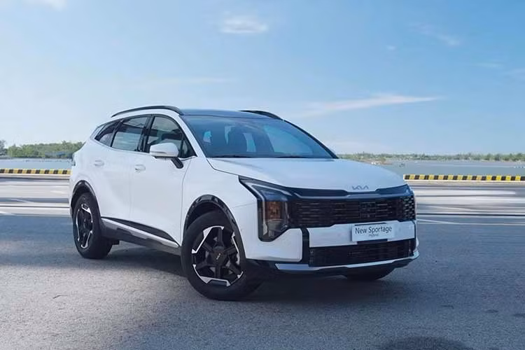 Thaco Auto đã chính thức giới thiệu phiên bản nâng cấp của dòng xe Kia Sportage 2026 tại thị trường Việt Nam. Đây là mẫu xe đã lần đầu tiên ra mắt Việt Nam vào năm 2022. Xe hướng đến khách hàng trẻ năng động, kết hợp thiết kế hiện đại, công nghệ Hybrid tiết kiệm nhiên liệu, khoang nội thất rộng rãi cùng nhiều tiện nghi thực dụng.