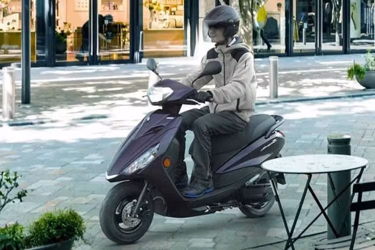 Xe cũng được trang bị hệ thống SMG (Smart Motor Generator), giúp quá trình khởi động diễn ra êm ái và mượt mà hơn so với các hệ thống truyền thống. Tại thị trường Nhật Bản, giá xe Yamaha Axis Z 2026 bán ra từ 292.600 yên (tương đương khoảng 48,16 triệu đồng).