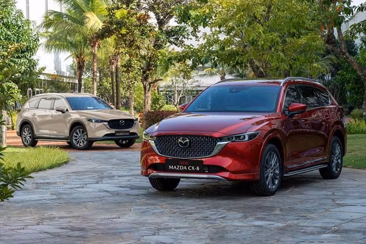 Mazda CX-8 giảm giá 60 triệu đồng ﻿Chương trình áp dụng mức điều chỉnh giá khác nhau tùy thuộc vào từng phiên bản, đi kèm gói quà tặng phụ kiện chính hãng cao cấp trị giá lên tới 30 triệu đồng đối với các biến thể cận sang. Sự điều chỉnh mạnh tay từ Thaco Auto giúp bảng giá thực tế của dòng xe này chạm đáy mới.
