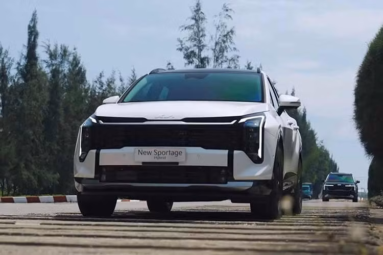 Xe được trang bị an toàn như 6 túi khí, cân bằng điện tử, hệ thống hỗ trợ khởi hành ngang dốc, cảm biến hỗ trợ đỗ xe trước/sau/bên hông, hỗ trợ đánh lái để tránh va chạm và hỗ trợ tránh va chạm phía sau khi lùi. Tại thị trường Việt Nam, New Sportage Hybrid được phân phối với 3 phiên bản gồm: Premium, Signature và Signature AWD với giá bán chưa được công bố.