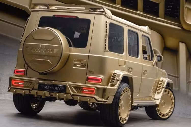 Chiếc Mercedes-AMG G63 độ Mansory lần này mang tên Grande Entrée, hiện đang được rao bán tại đại lý của Mansory ở Dubai. Ngoài lớp sơn vàng nhám nổi bật, điểm đặc biệt nhất là thân xe được kéo dài, giúp mở rộng khoang hành lý và tạo không gian cho hai ghế thương gia cực kỳ rộng rãi phía sau.
