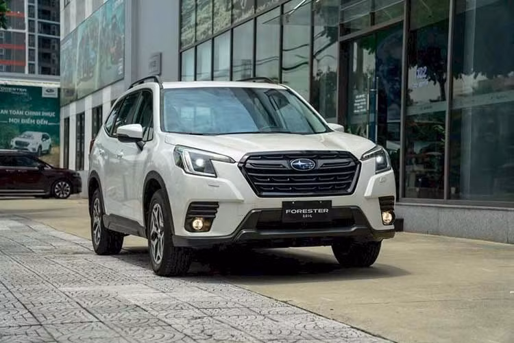 Subaru Forester giảm giá 310 triệu đồng Trong tháng 6/2026, nhà phân phối chính thức áp dụng chương trình ưu đãi lớn cho dòng xe Subaru Forester nhập khẩu nguyên chiếc từ Thái Lan. Theo doanh nghiệp, chính sách khuyến mại này sẽ kéo dài cho đến khi toàn bộ số lượng xe trong lô hàng hiện tại được bàn giao hết tới tay người tiêu dùng. ​