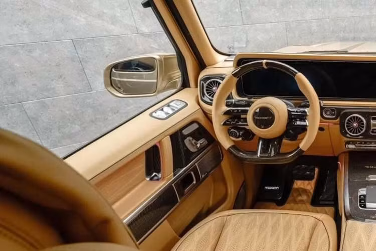Nhờ phần trục cơ sở được kéo dài, Mansory có thêm không gian để nâng cấp khoang sau theo phong cách limousine. Hàng ghế sau truyền thống của G63 cũng đã được thay bằng hai ghế thương gia độc lập với khoảng để chân rộng rãi hơn đáng kể.