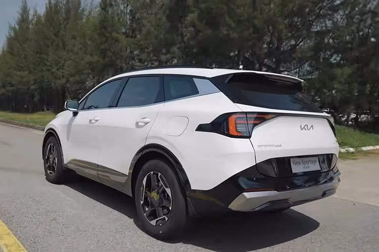 Kia Sportage 2026 có cả phiên bản dẫn động 1 cầu và 2 cầu. Trong đó, hệ dẫn động 4 bánh toàn thời gian AWD là trang bị tùy chọn của xe. Xe được trang bị 3 chế độ lái Eco/Sport/My drive và 3 chế độ địa hình Snow/Mud/Sand. Chưa hết, Kia Sportage 2026 còn có công nghệ kiểm soát chuyển động thông minh nhờ khả năng điều khiển chính xác của mô-tơ điện.