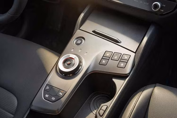Điểm nhấn của Kia Sportage 2026 nằm ở động cơ bên dưới nắp ca-pô. Tại đây, xe được trang bị hệ truyền động Smartstream Turbo Hybrid, kết hợp giữa động cơ xăng tăng áp, mô-tơ điện hiệu suất cao và pin lithium-ion polymer nằm bên dưới sàn xe. Hệ thống này sản sinh tổng công suất kết hợp 232 mã lực và mô-men xoắn cực đại 367 Nm. Đồng thời, mức tiêu hao nhiên liệu hỗn hợp chỉ dừng ở mức 4,9 lít/100 km.