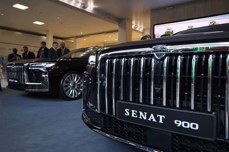 Mẫu sedan hạng sang Senat 900 sở hữu phần đầu xe được thiết kế lại với lưới tản nhiệt và cản trước mới cùng cụm đèn pha khác biệt. Lưới tản nhiệt được lấy cảm hứng từ các mẫu xe Aurus hiện có giúp phần đầu xe tạo được sự khác biệt nhất định so với mẫu ôtô gốc đến từ Trung Quốc.