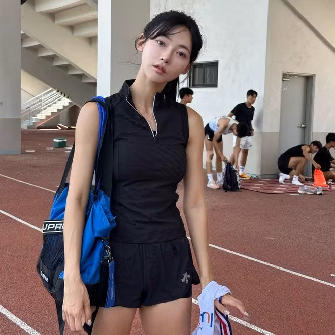 Kim Min-ji chuyên thi đấu ở nội dung 400 m và 400 m vượt rào. Nữ VĐV có chiến thắng đầu tiên vào năm 2014, khi giành vị trí số 1 nội dung 400 m vượt rào tại giải vô địch điền kinh dành cho học sinh trung học.