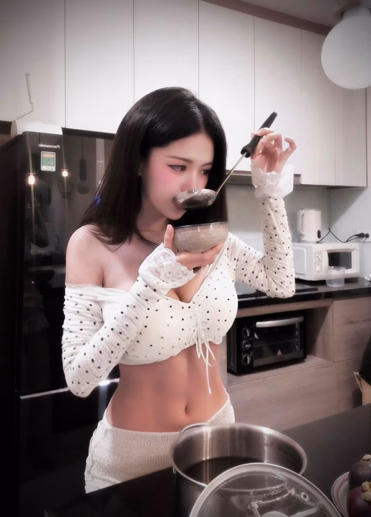 Dù chỉ là một động tác đơn giản, cô nàng streamer vẫn khiến người xem cảm thấy như đang chứng kiến thước phim đầy mê hoặc. Cô đã biến một việc thường nhật trở nên đầy nghệ thuật và cuốn hút.
